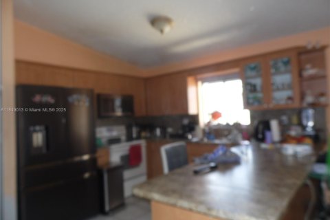 House in Hialeah, Florida 3 bedrooms, 151.99 sq.m. № 1850653 - photo 3