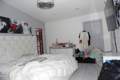 House in Hialeah, Florida 3 bedrooms, 151.99 sq.m. № 1850653 - photo 7