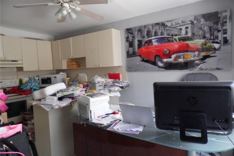 House in Hialeah, Florida 3 bedrooms, 151.99 sq.m. № 1850653 - photo 10