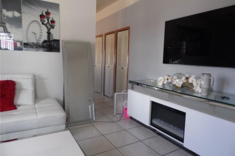 House in Hialeah, Florida 3 bedrooms, 151.99 sq.m. № 1850653 - photo 6