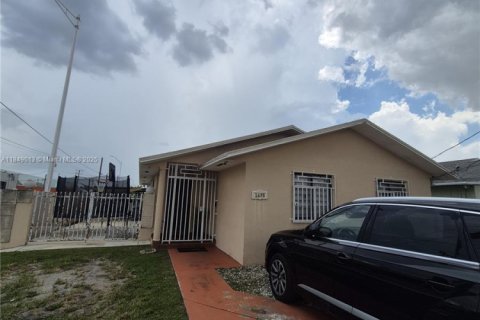 House in Hialeah, Florida 3 bedrooms, 151.99 sq.m. № 1850653 - photo 1