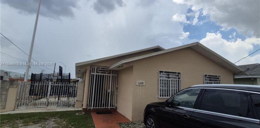 House in Hialeah, Florida 3 bedrooms, 151.99 sq.m. № 1850653