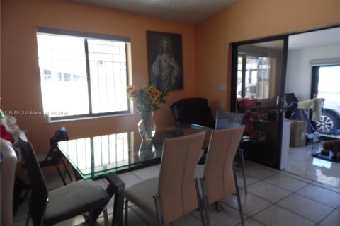 House in Hialeah, Florida 3 bedrooms, 151.99 sq.m. № 1850653 - photo 4