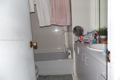 House in Hialeah, Florida 3 bedrooms, 151.99 sq.m. № 1850653 - photo 9