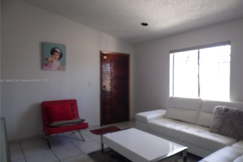 House in Hialeah, Florida 3 bedrooms, 151.99 sq.m. № 1850653 - photo 11