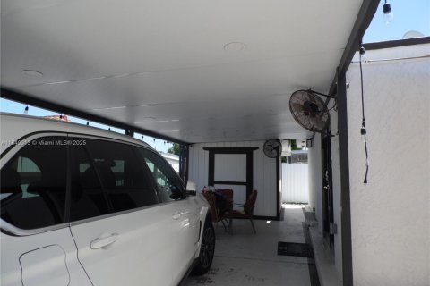 House in Hialeah, Florida 3 bedrooms, 151.99 sq.m. № 1850653 - photo 16