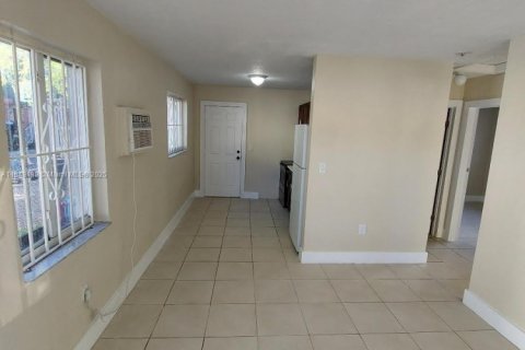 Commercial property in Miami, Florida 133.78 sq.m. № 1850796 - photo 4