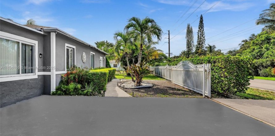 Дом в Майами-Дейд, Флорида 3 спальни, 147.06м2 № 1950121