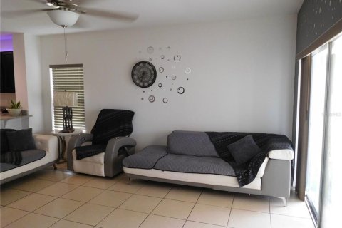House in Kissimmee, Florida 3 bedrooms, 155.61 sq.m. № 2320937 - photo 2