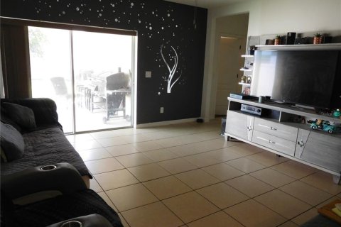 House in Kissimmee, Florida 3 bedrooms, 155.61 sq.m. № 2320937 - photo 8