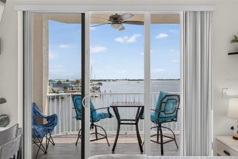 Condo in Saint Petersburg, Florida, 1 bedroom  № 2230443 - photo 16