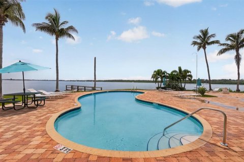 Condo in Saint Petersburg, Florida, 1 bedroom  № 2230443 - photo 25