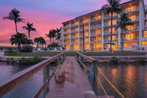 Condo in Saint Petersburg, Florida, 1 bedroom  № 2230443 - photo 2