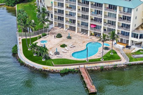 Condo in Saint Petersburg, Florida, 1 bedroom  № 2230443 - photo 4