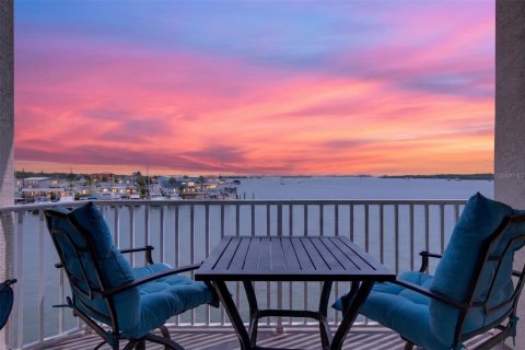 Condo in Saint Petersburg, Florida, 1 bedroom  № 2230443 - photo 3