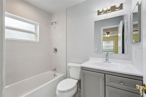 Condo in Orlando, Florida, 2 bedrooms № 2209308 - photo 16