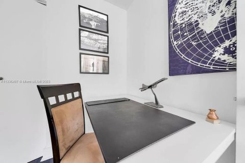Купить кондоминиум в Майами-Бич, Флорида 3 комнаты, 77.11м2, № 2083869 - фото 24