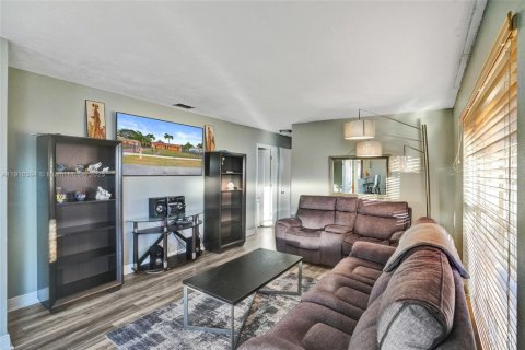 Casa en venta en Miami Gardens, Florida, 3 dormitorios № 1970902 - foto 11