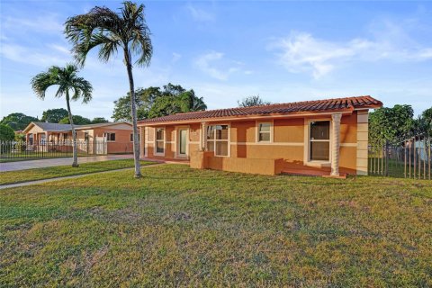 Casa en venta en Miami Gardens, Florida, 3 dormitorios № 1970902 - foto 2