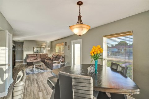 Casa en venta en Miami Gardens, Florida, 3 dormitorios № 1970902 - foto 8