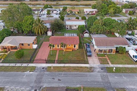 Casa en venta en Miami Gardens, Florida, 3 dormitorios № 1970902 - foto 4