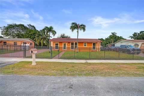 Casa en venta en Miami Gardens, Florida, 3 dormitorios № 1970902 - foto 3