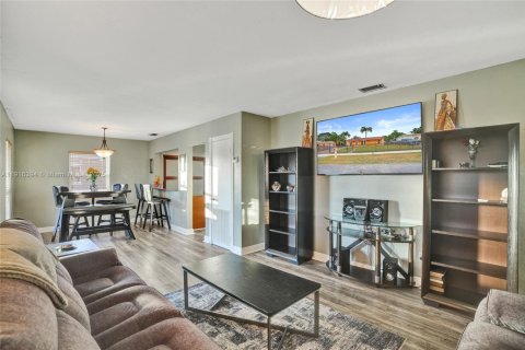 Casa en venta en Miami Gardens, Florida, 3 dormitorios № 1970902 - foto 9