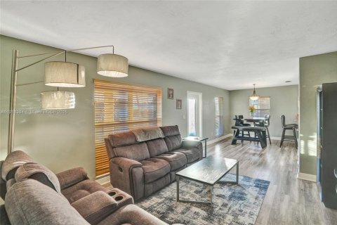 Casa en venta en Miami Gardens, Florida, 3 dormitorios № 1970902 - foto 12