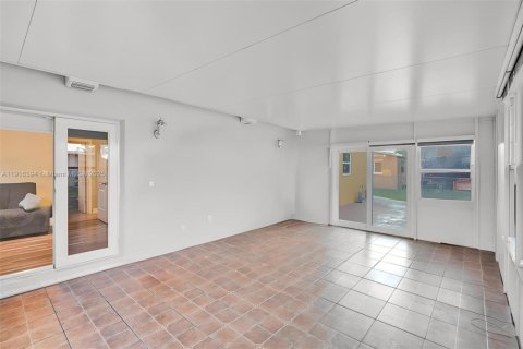 Casa en venta en Miami Gardens, Florida, 3 dormitorios № 1970902 - foto 27