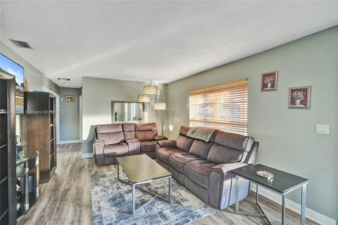 Casa en venta en Miami Gardens, Florida, 3 dormitorios № 1970902 - foto 10