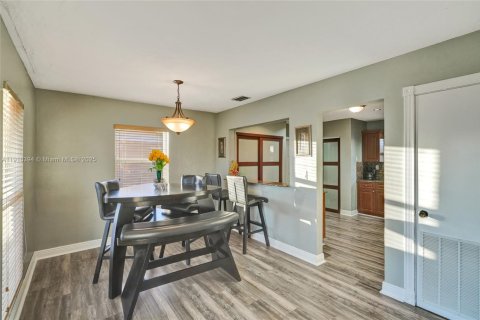 Casa en venta en Miami Gardens, Florida, 3 dormitorios № 1970902 - foto 5