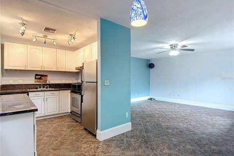 Condo in Temple Terrace, Florida, 2 bedrooms  № 1827940 - photo 11
