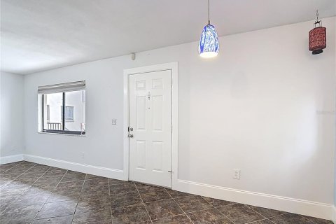 Condo in Temple Terrace, Florida, 2 bedrooms  № 1827940 - photo 15