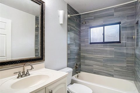 Condo in Temple Terrace, Florida, 2 bedrooms  № 1827940 - photo 12