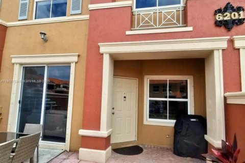 Touwnhouse à vendre à Doral, Floride: 2 chambres, 91.04 m2 № 2053797 - photo 4