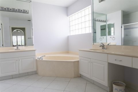 House in Boynton Beach, Florida 3 bedrooms, 173.73 sq.m. № 1708236 - photo 13