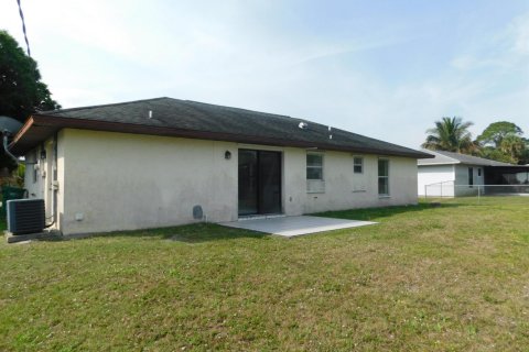 House in Fort Pierce, Florida 2 bedrooms, 91.79 sq.m. № 1040858 - photo 1