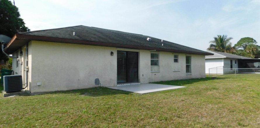House in Fort Pierce, Florida 2 bedrooms, 91.79 sq.m. № 1040858