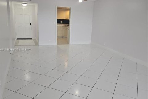 Condo in Lauderhill, Florida, 2 bedrooms  № 2047739 - photo 12