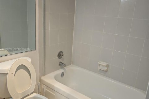 Condo in Lauderhill, Florida, 2 bedrooms  № 2047739 - photo 2