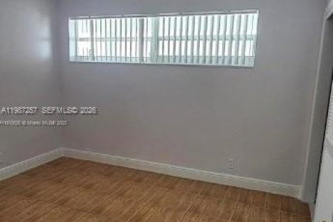 Condo in Lauderhill, Florida, 2 bedrooms  № 2047739 - photo 4