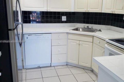Condo in Lauderhill, Florida, 2 bedrooms  № 2047739 - photo 5
