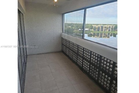 Condo in Lauderhill, Florida, 2 bedrooms  № 2047739 - photo 11