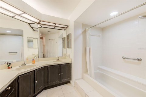Condo in Palm Harbor, Florida, 2 bedrooms  № 1900917 - photo 24