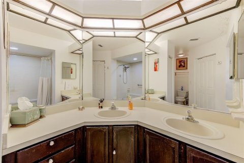 Condo in Palm Harbor, Florida, 2 bedrooms  № 1900917 - photo 20