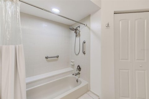 Condo in Palm Harbor, Florida, 2 bedrooms  № 1900917 - photo 27