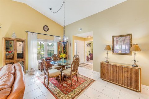Condo in Palm Harbor, Florida, 2 bedrooms  № 1900917 - photo 9