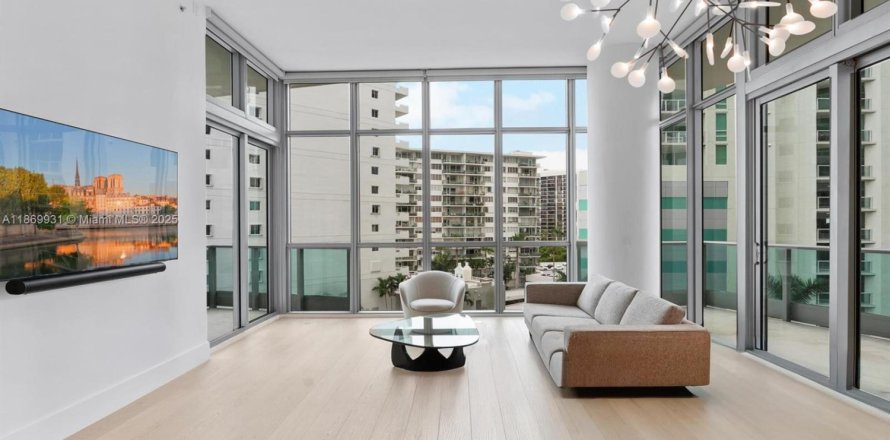 Condominio en Miami, Florida, 2 dormitorios  № 1979532