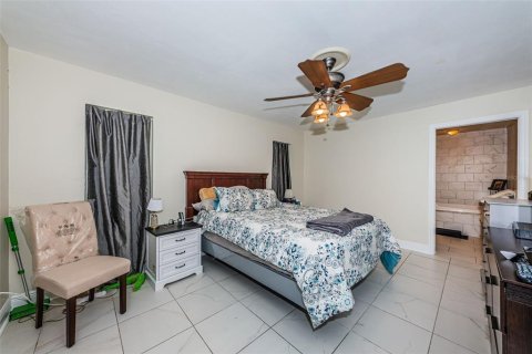 House in Saint Petersburg, Florida 4 bedrooms, 169.08 sq.m. № 2223238 - photo 19