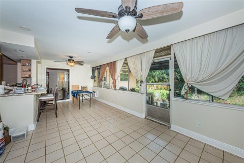 House in Saint Petersburg, Florida 4 bedrooms, 169.08 sq.m. № 2223238 - photo 15